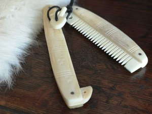 Peine para Barba Vikingo de Hueso de la Mejor Calidad con Funda, Diseño Religioso Tallado con Motivos Animales, Color Natural, 10cm, Ecológico, Pulido y Redondo - Product Image 3