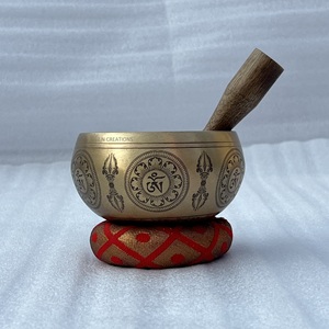 Fabricant de bols chantants martelés de haute qualité, bols sonores de méditation, bols chantants tibétains en bronze et laiton avec marteau et coussin - Product Image 1