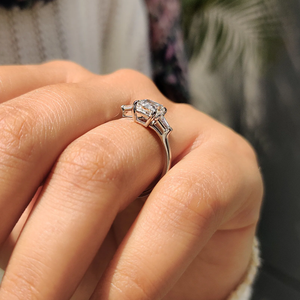 Anillo de Compromiso Elegante para Mujer con Tres Piedras de Diamante Cultivado en Laboratorio de 2.5ct, Corte Cojín y Baguette, Oro de 14K, Claridad VS, Certificado IGI - Product Image 4