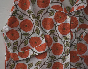 Conjunto de pijama elegante de algodón 100% con estampado artesanal de flores naranjas, conjunto de pijama de dos piezas con pantalones cortos para mujer - Product Image 5