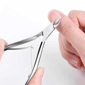 Cortacutículas y Pinza Profesional de Acero Inoxidable de Alta Calidad 5 en 1 con Agarre Cómodo, Acabado en Oro Rosa, Empaque en Caja ANAAIF - Product Image 2