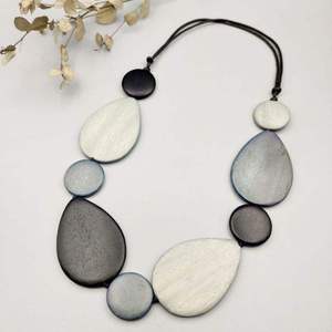 Collar de tungsteno de la mejor calidad con perla de agua dulce y colgante de resina epoxi hecho a mano disponible para la venta - Product Image 6