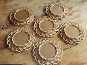 Elegante Posavasos Redondo de Ratán con Diseño Floral, Tapete Decorativo para Centro de Mesa, Cocina y Decoración del Hogar, de la India - Product Image 5