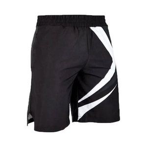 Shorts de MMA noirs pour hommes avec bandes diagonales blanches, en polyester respirant, coupe classique, vêtements de sport - Product Image 1