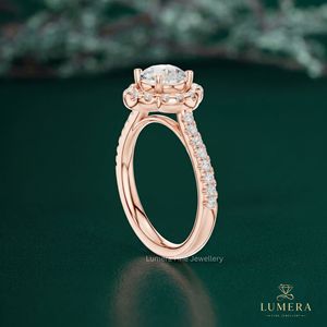 Anillo de Compromiso de Oro Rosa con Halo de Flores Festoneadas y Banda Pavé, Diamante Brillante Cultivado en Laboratorio, Anillo de Boda de Lujo - Product Image 3