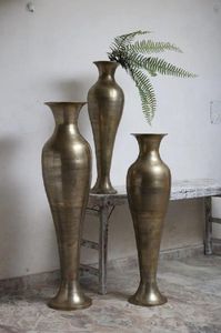 Vases de sol en laiton faits à la main, style rustique, finition patinée, ensemble de trois vases décoratifs en métal pour l'intérieur de la maison - Product Image 1
