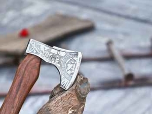 ZA DAMASCUS MAKERS Cabeza de Hacha Vikinga Hecha a Mano de Alta Calidad con Espiga Plana, Hoja de Acero al Carbono con 5 Filos de Corte y Mango de Madera de Fresno Grabado - Product Image 5