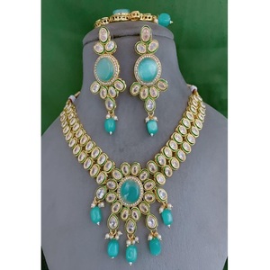 ชุดสร้อยคอพร้อมต่างหูและติกก้าประดับด้วยทองคำชุบคุณภาพดีเยี่ยม ดีไซน์คลาสสิก ประดับด้วยหินคุณภาพสูง เหมาะสำหรับงานแต่งงาน งานหมั้น และงานเลี้ยงต่างๆ สำหรับผู้หญิง - Product Image 1