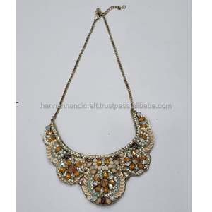 Collier élégant fait main pour femmes avec résine et perles de rocaille, bijou unique pour cadeaux et tenues tendance - Product Image 4