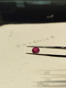 Rubis rouge naturel de 3,18 carats, certifié IGI, taille ovale, avec jeu de couleurs, provenant du Sri Lanka, pour la fabrication de bijoux - Product Image 3