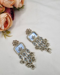 Boucles d'oreilles pendantes Jhumki de créateur, taille Radiant, avec accents de perles, pour femmes, pour les soirées et les festivals, collection de bijoux fantaisie - Product Image 4