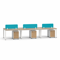 Poste de travail de bureau moderne pour six personnes à usage commercial, avec dessus en bois clair, panneaux d'intimité Aqua, cadres blancs et tiroir à dossiers mobile
