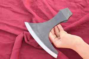 Hache artisanale de qualité industrielle à double lame, lame en acier Damas forgée à la main, manche en bois - Product Image 6