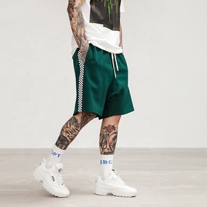 Shorts de sport personnalisés style streetwear pour hommes, noir et blanc à carreaux, bande latérale, taille élastique, impression numérique, service OEM disponible - Product Image 4