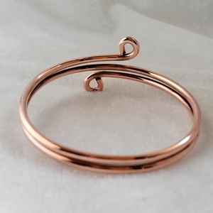 กำไลข้อมือแบบเปิดสีโรสโกลด์ทันสมัย งานแฮนด์เมด ดีไซน์สวยหรู - Product Image 5