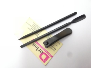 Pousse-cuticules en acier inoxydable noir mat, double extrémité, avec logo personnalisé, pour manucure, avec coupe-ongles intégré - Product Image 1