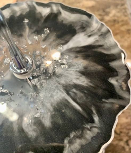 Soporte para Pastel de Resina Epoxi de Lujo con Diseño Geométrico, Vajilla Decorativa - Product Image 4