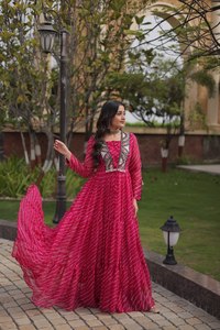 Robe ample style Inde-Pakistan en faux georgette, rose, traditionnelle pour Navratri, avec imprimé Laheriya et patchwork Kutchi. - Product Image 4