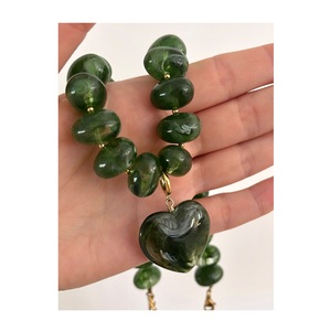 Collar de Resina Hecho a Mano de Alta Calidad con Diseño de Paz, Marca APEX ALIGN, Joyería de Regalo para Mujer, Proveedor Mayorista de Exportación - Product Image 1