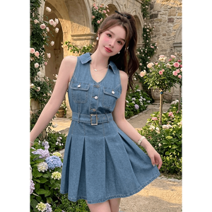 Robe mini en jean plissée délavée style vintage, sans manches, coupe évasée, avec découpes sans manches et emmanchures finies. - Product Image 3