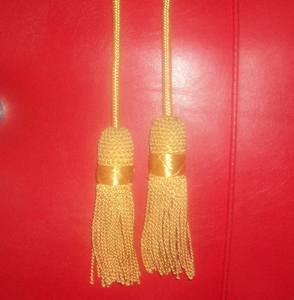 Aiguillette britannique en soie jaune avec pompon, cordon tressé en Mylar, mélange de coton et de matériaux avec embout en laiton pour uniformes, robes ou sacs - Product Image 2
