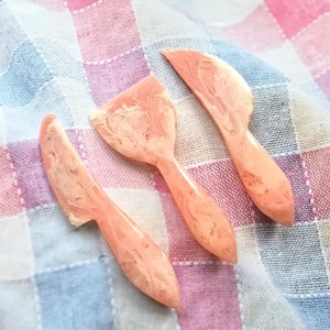 Ensemble de couteaux à fromage en résine, texture marbrée, motif tourbillon aquatique, couleur personnalisée, finition mate, haute qualité, passe au lave-vaisselle, compatible micro-ondes - Product Image 1