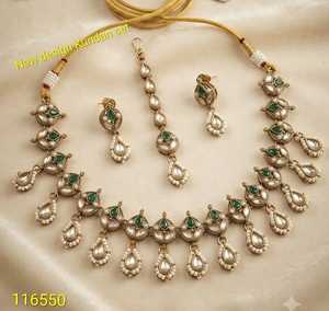 ชุดสร้อยคอพรีเมียมแบบ Kundan ประดับมุกและพลอยสีเขียว ดีไซน์สำหรับเจ้าสาวในงานแต่งงาน เหมาะสำหรับผู้หญิง - Product Image 3