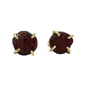 Boucles d'oreilles clous en argent sterling 925 plaqué or avec grenat brut, pierre de naissance, serties griffes |   Bijoux en pierre de naissance naturelle du mois de janvier - Product Image 1