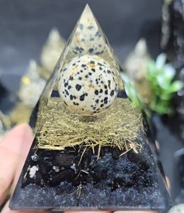 Pyramide d'orgonite sept chakras faite à la main, pyramide de méditation et de guérison en provenance d'Inde - Product Image 6