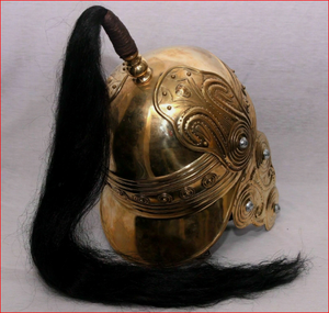 Casque romain entièrement en laiton, casque de chevalier romain Montefortino en laiton avec plume - Product Image 3