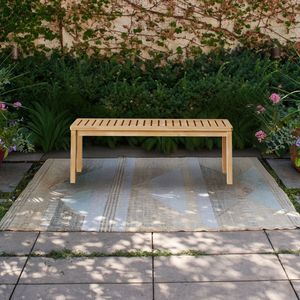 Banco moderno de madera maciza de pino de 52.1 pulgadas para exteriores, sin nudos, sin respaldo, para comedor, piscina y playa, con asiento de listones para patios. - Product Image 4