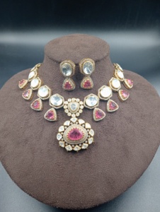 Juego de Collar y Aretes Amaira Jewels de Plata Chapada en Oro de Alta Calidad con Piedras Polki para Mujer, Diseño Floral Clásico para Bodas - Product Image 4