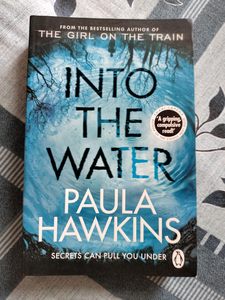 Into the Water de Paula Hawkins, edición en papel, thriller psicológico, misterio, suspense, novela más vendida - Product Image 3
