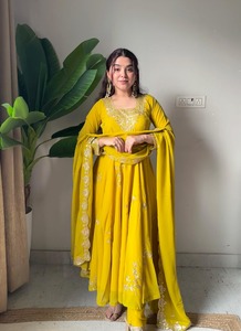 Ensemble de soirée jaune brodé pour femme en faux georgette, avec broderie lourde de sequins, Kurti, pantalon et dupatta entièrement évasés, sans plis - Product Image 2