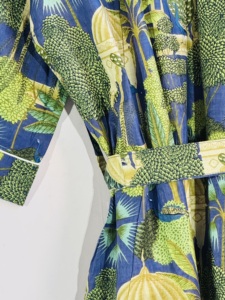Robe kimono en coton faite à la main, motif tropical – Peignoir enveloppant à imprimé botanique bleu - Product Image 5