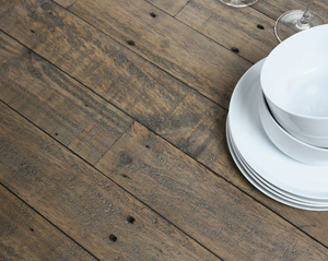 โต๊ะรับประทานอาหารไม้แผ่นเดียวแบบอินดัสเทรียลสมัยใหม่ ผิวไม้ธรรมชาติ พร้อมขอบไม้ธรรมชาติและฐานโลหะ ขายส่ง - Product Image 3