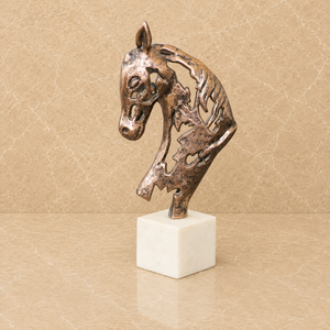 Sculpture de tête de cheval en laiton de luxe avec base en marbre blanc, décoration de table moderne, élément décoratif artisanal élégant - Product Image 4