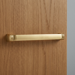 Poignée de meuble en laiton de designer, finition dorée, quincaillerie durable au design incurvé pour armoire, commode et porte - Product Image 1