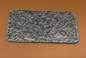 แพทช์หนังเทียมแบบกำหนดเองปี 2026 คุณภาพสูง รูปทรงสี่เหลี่ยมผืนผ้า ติดด้วยกาว PU สำหรับติดหมวก - Product Image 5