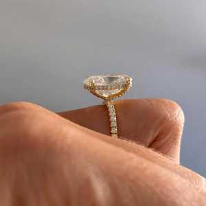 Anillo de compromiso con diamante ovalado cultivado en laboratorio de 6.00 CT con halo oculto y banda pavé – Certificado por IGI - Product Image 6