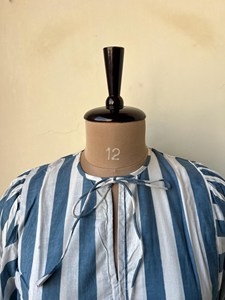 Robe midi en coton à imprimé rayé bleu bohème pour femmes, col noué, manches bouffantes, robe décontractée ample pour l'été - Product Image 3