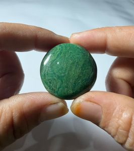 Colgante de Gema de Cristal Suelta de Jade Verde Natural Redondo Cabujón con Cambio de Color y Propiedades Curativas para Fabricación de Joyas - Product Image 1