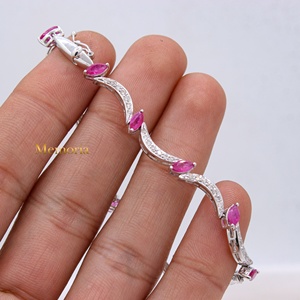 Pulsera de tenis con eslabones de hoja y detalles de diamantes y rubíes naturales en oro blanco macizo de 14K, joyería fina, Memoria Jewels, venta al por mayor - Product Image 6