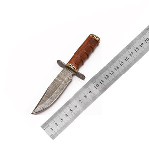 Couteau de camping artisanal en acier Damas 2026, lame fixe à bord dentelé, design de chasse à pointe tombante, manche en bois de rose, étui en cuir - Product Image 6