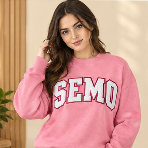 Suéter Rosa de Cuello Alto para Mujer con Estampado de Letras SEMO Personalizado, Bordado de Letras Griegas, Ropa de Hermandad Universitaria, Espíritu Universitario - Product Image 1