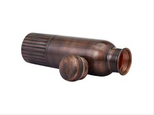 Botella de agua de cobre de aspecto antiguo marrón. El agua almacenada en botellas de cobre se mantiene fría de forma natural. - Product Image 4