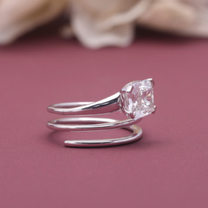 Bague de fiançailles solitaire moderne en or blanc/rose et or jaune 14 carats avec diamant de laboratoire certifié IGI, taille coussin, serti en spirale - Product Image 2
