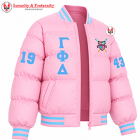 Jaket Puffer Sorority Gamma Phi Delta Custom dengan Logo Bordir di Bagian Depan, Warna Pink dan Biru Muda, Lengan Panjang, untuk Wanita