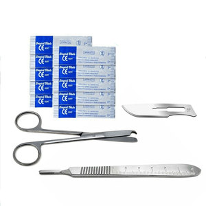 Tijeras de Sutura Quirúrgica Profesionales de 4.5 Pulgadas con Mango de Bisturí # Kit de 3 y 10 Cuchillas Quirúrgicas Estériles para Cirugía Menor - Product Image 1