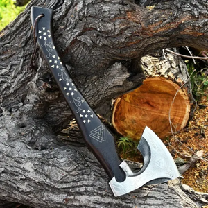 Hache viking artisanale avec manche en bois de frêne gravé et fourreau en cuir avec gravure sur la tête - Product Image 2